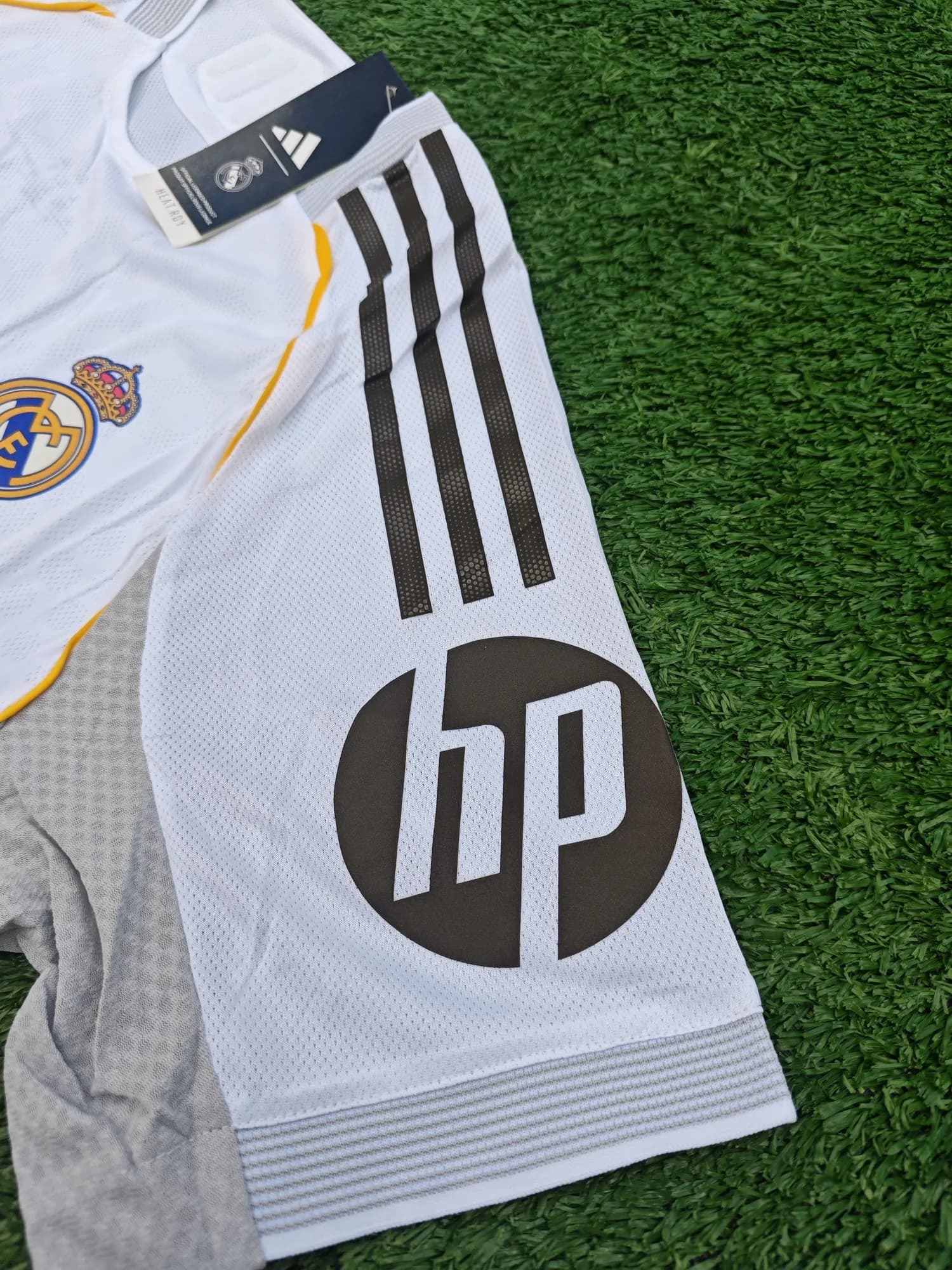 Camiseta de Real Madrid titular 25/26, vista 4