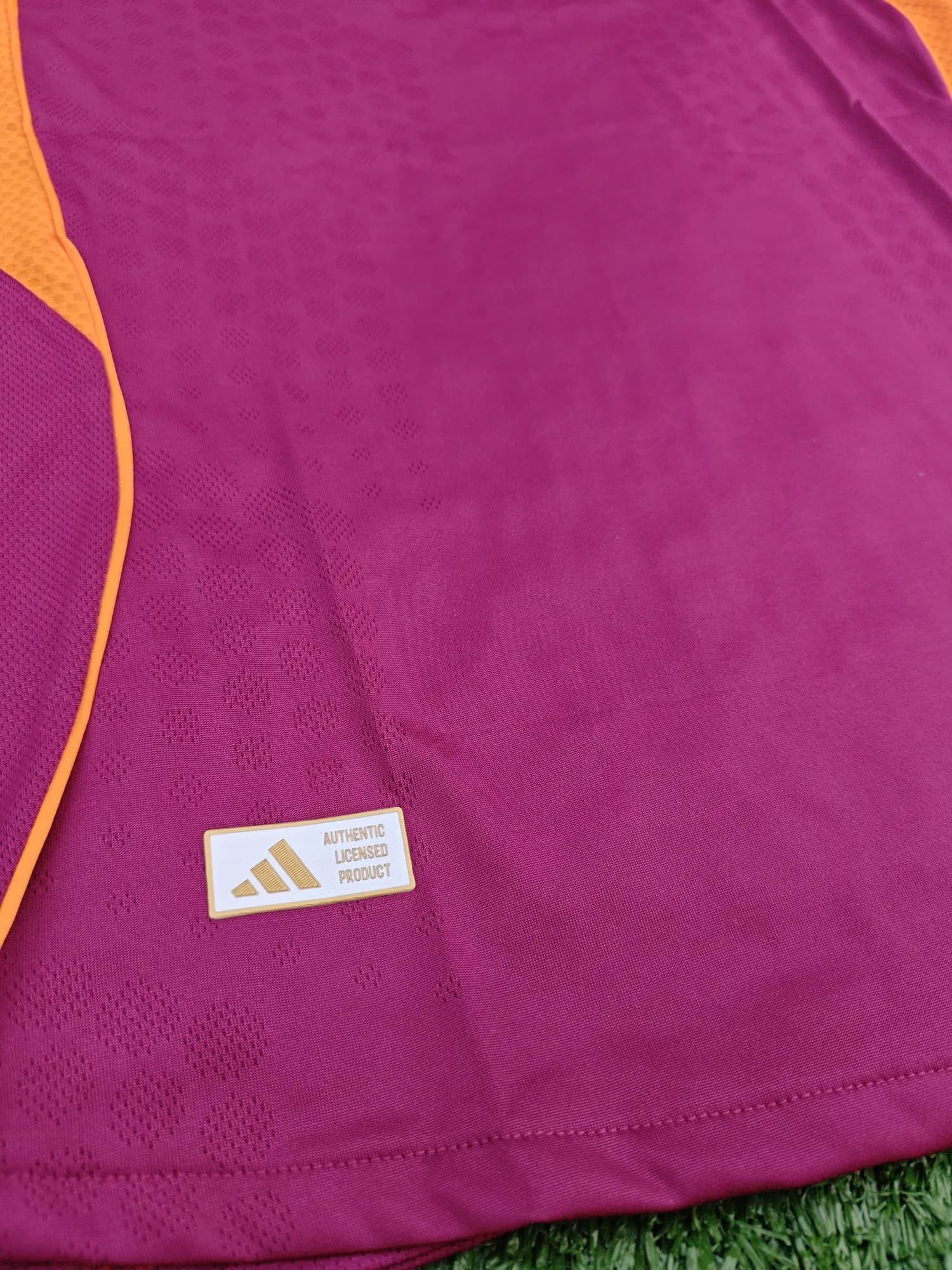 Camiseta de Roma titular 25/26, vista 4